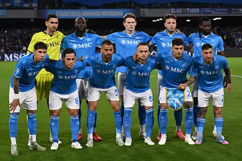 دي بروين ومكتوميناي يقودان تشكيل نابولي ضد ساسولو في الدوري الإيطالي